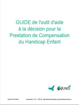 Fille Aidant Son Collègue En Fauteuil Roulant à Choisir Un Livre Pour Un  Projet